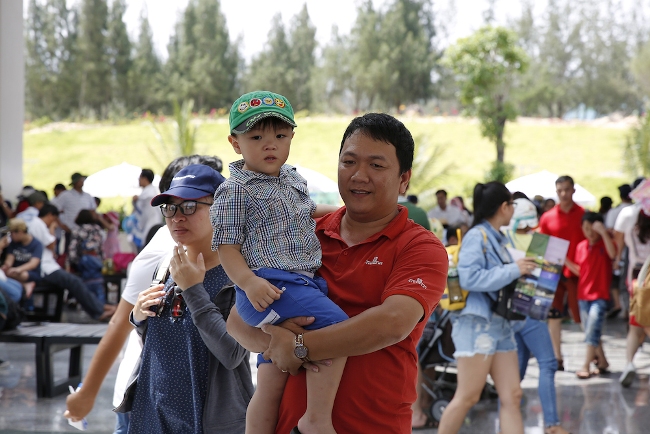 Khách du lịch chen nhau mua vé vào FLC Zoo Safari dịp 30/4 ảnh 4